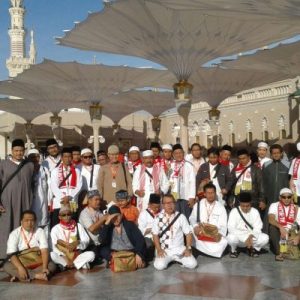 jamaah-umroh-di-nabawi-madinah2-400x400-1.jpeg